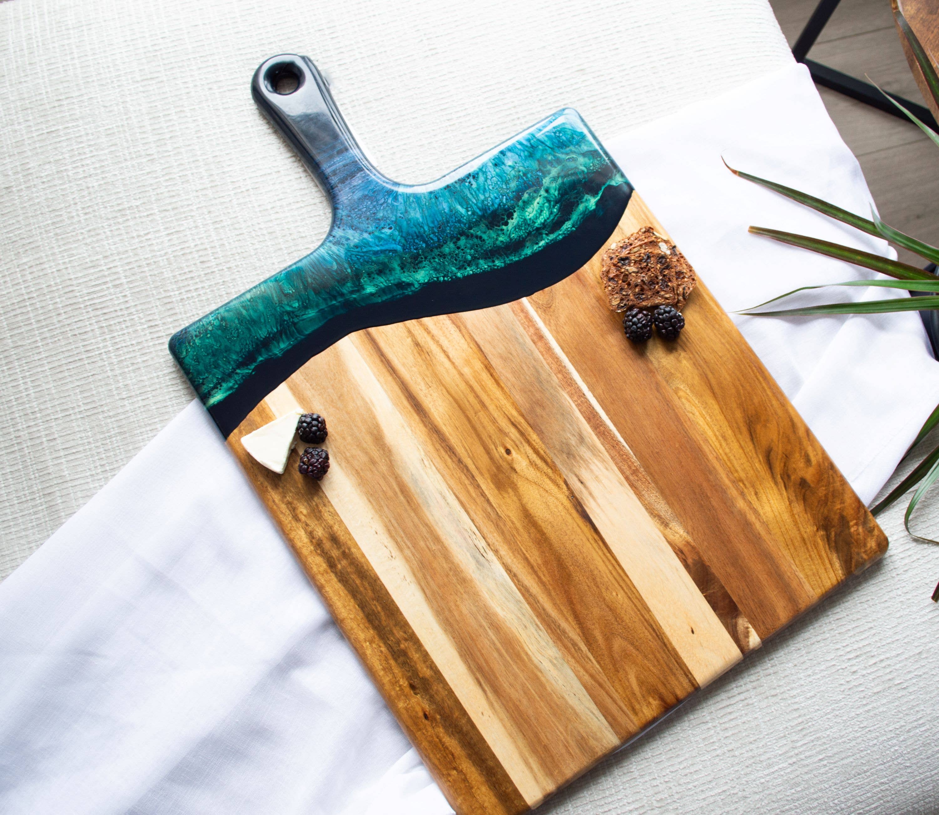 Lynn & Liana Designs – wholesale Ostbräda – Extra stor ost- och charkbricka i akaciaträ och resin 38 x 61 cm utan tull8