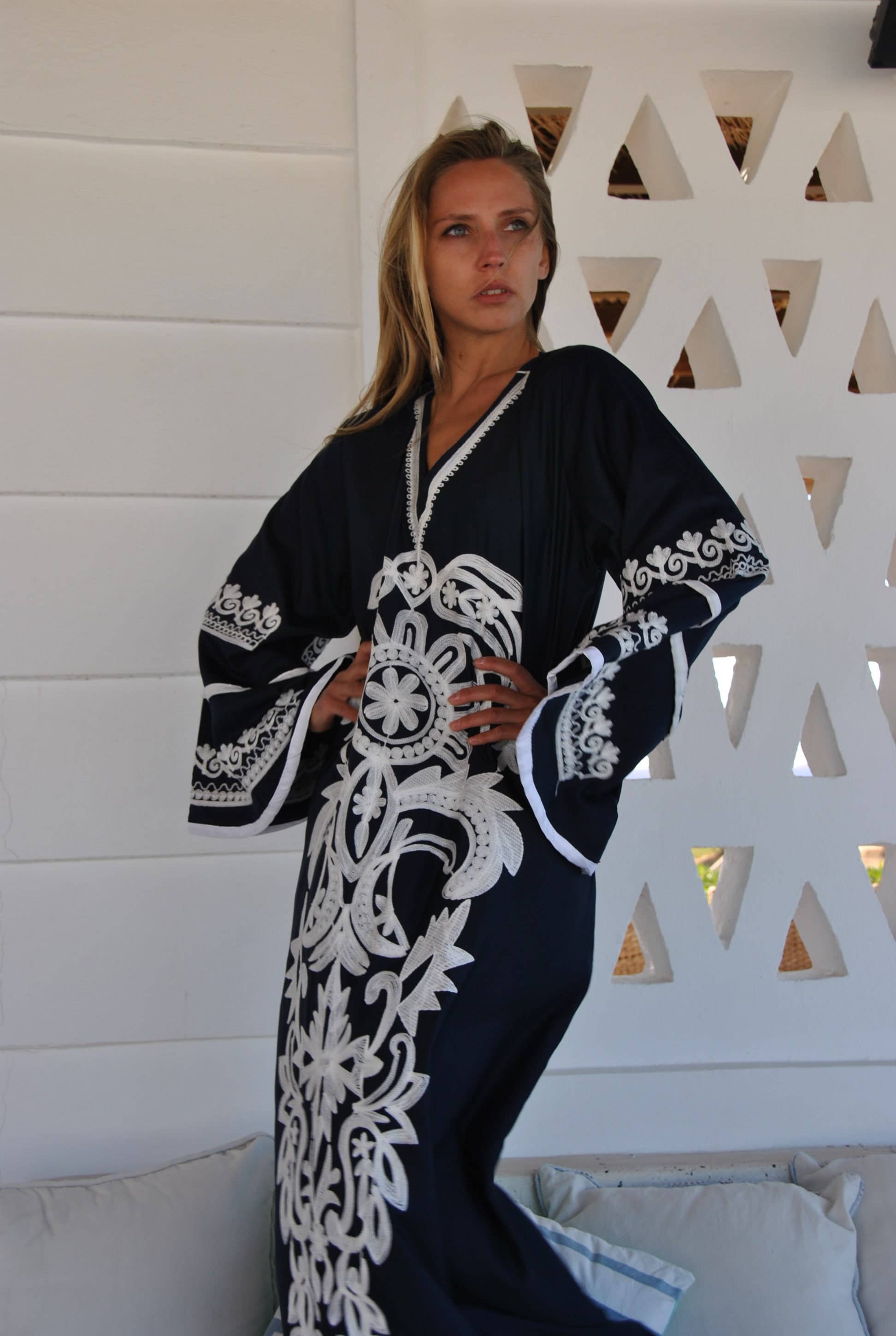 Gipci - Vente Caftan – femme - Caftan bleu marine brodé à manches larges2