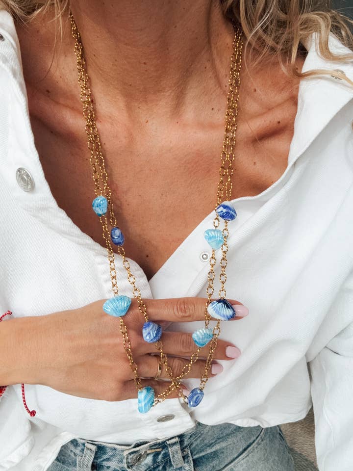 Collier long coquillage en nacre avec chaîne dorée pour la vente par Goupi