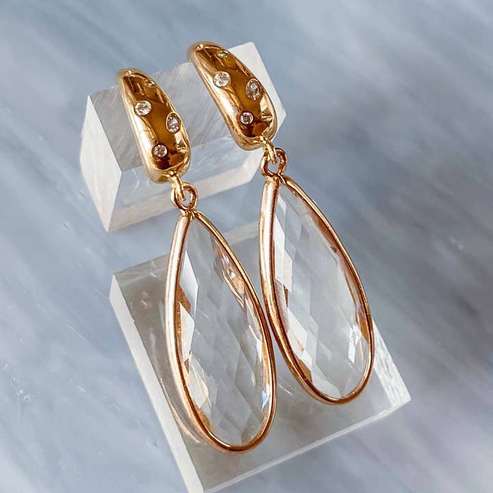 Marion | Tropfenförmige Ohrringe aus 14-karätigem vergoldetem Kristallglas für den Großhandel von ShopMOSS