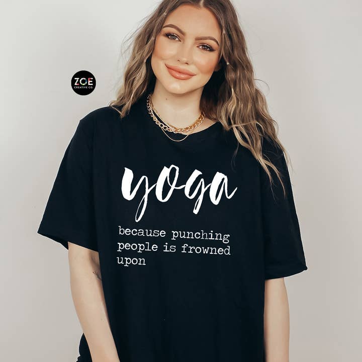 Sjov yoga-shirt, fordi stansning af mennesker er rynket på tee for engroshandel hos Zoe Creative Co