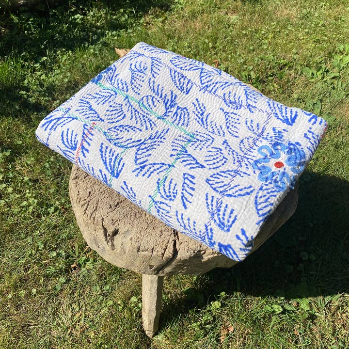 Seeds – Großhandel Bettdecke – Kantha-Bettdecke aus Baumwolle mit Blockdruck in Weiß und Indigoblau4