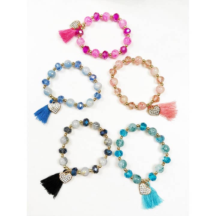 Bracelet élastique en perles mélangées avec breloque cœur pour la vente par Love and Repeat