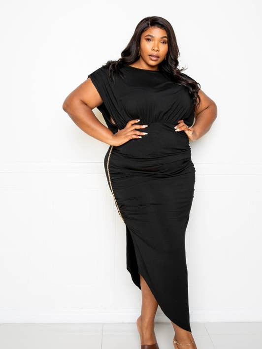 ASYMMETRISCHES ÄRMELLOSES KLEID MIT KETTENDETAIL für den Großhandel von J2 FASHION