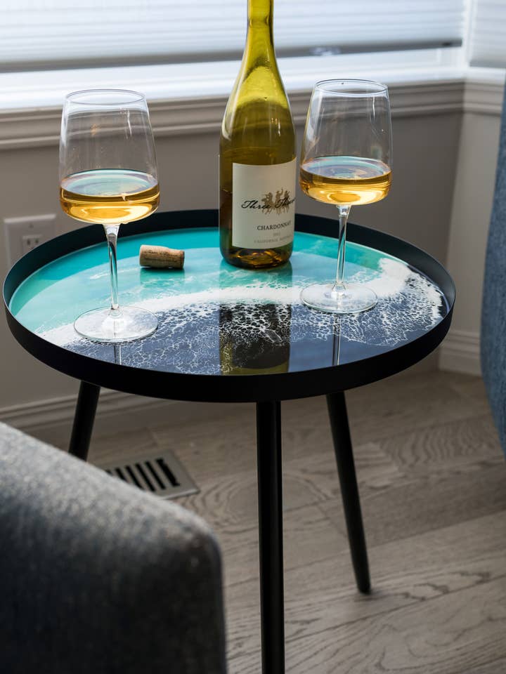 Sidebord med resin overflade - uden toldafgifter for engroshandel hos Lynn & Liana Designs