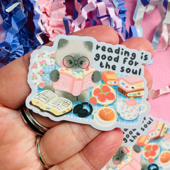 La lecture est bonne pour l'âme Autocollant découpé Kawaii Chat pour la vente par Chapter & Ink