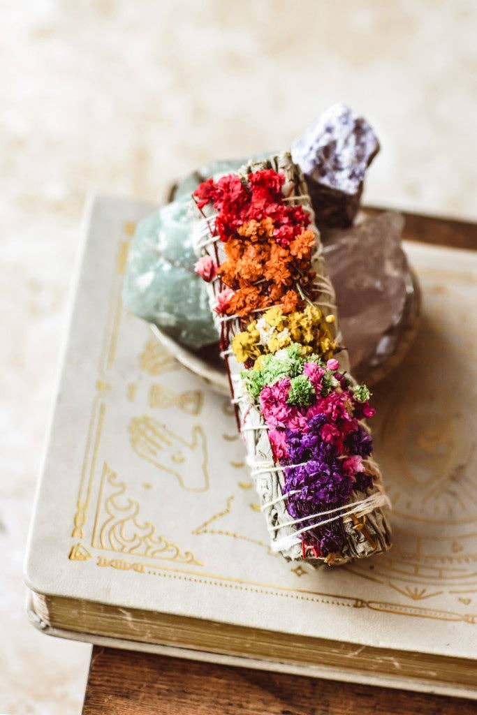 Mindful Living Co. - Wholesale Sage Bundle - White Sage & 7 Chakra petals - Smudge Stick1