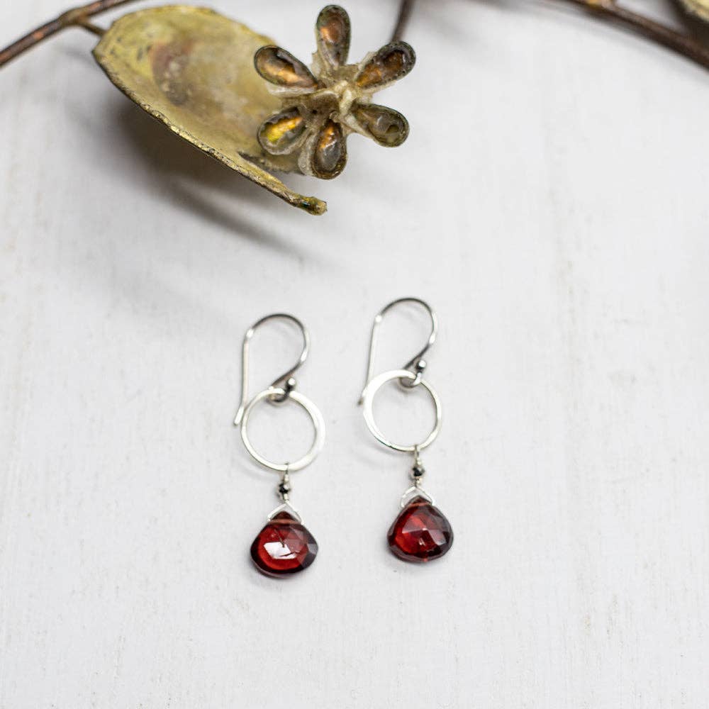 Susan Roberts Jewelry - Wholesale Hangende/ronde oorbellen - Garnet Ring zilveren oorbellen1