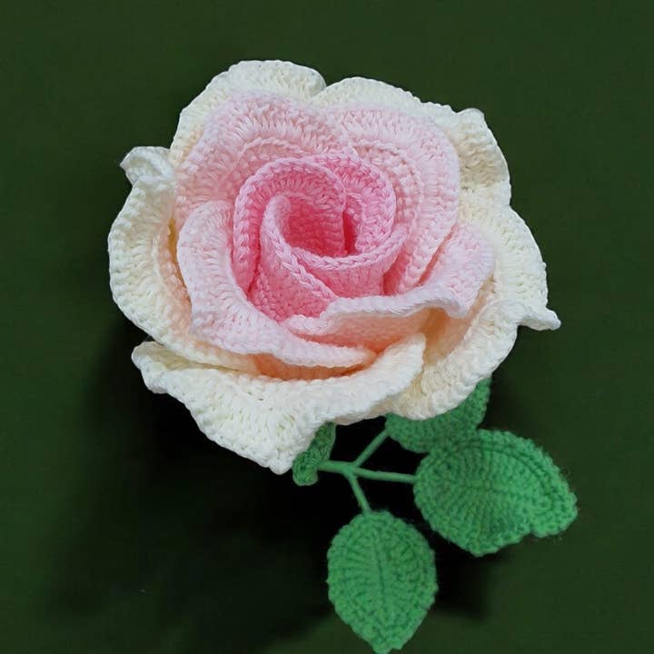 Rosa - fiore all'uncinetto fatto a mano per la vendita all'ingrosso da parte di Giramisu Canada