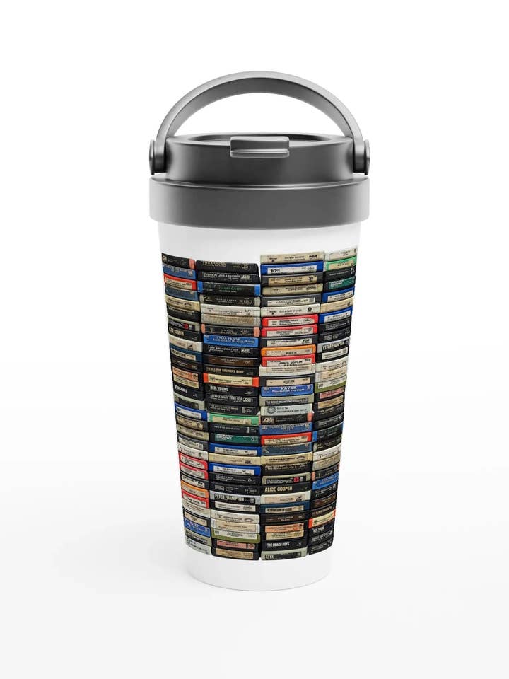 "Stapel von 8-Spur-Kassetten" Weißer 15oz Edelstahl-Reisebecher für den Großhandel von Amp'd Apparel Company