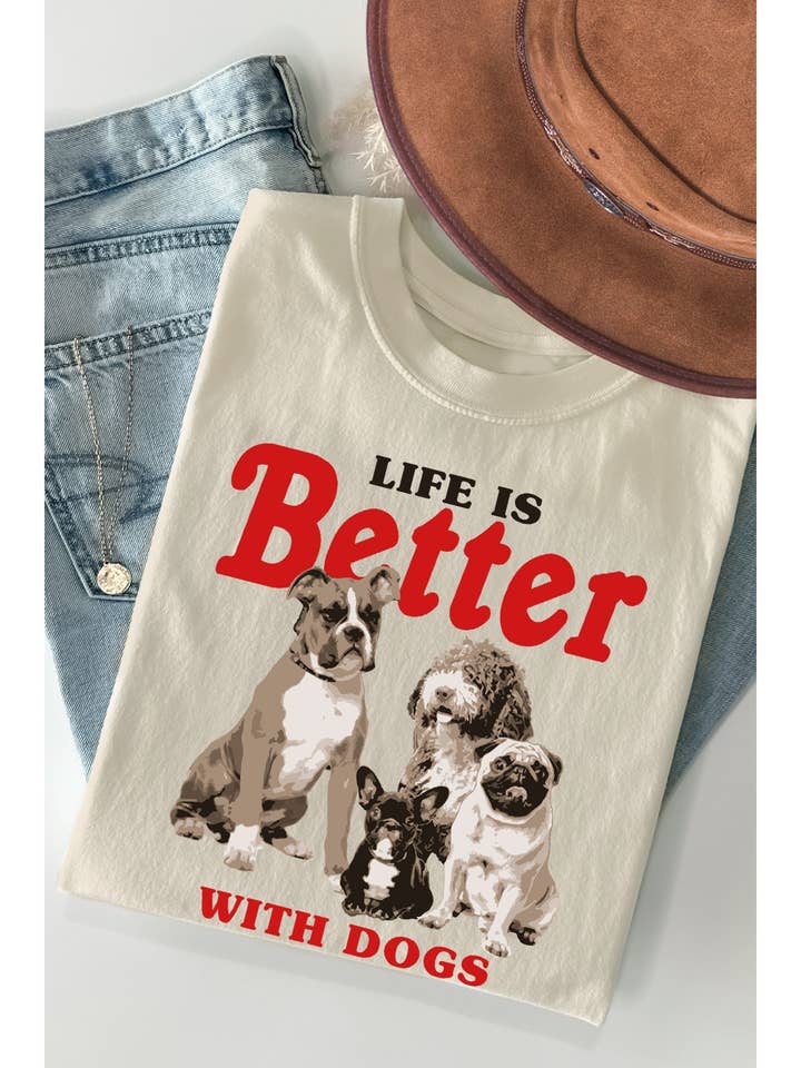 T-shirt à manches courtes "La vie est meilleure avec des chiens" pour la vente par BouTeeQue Closet