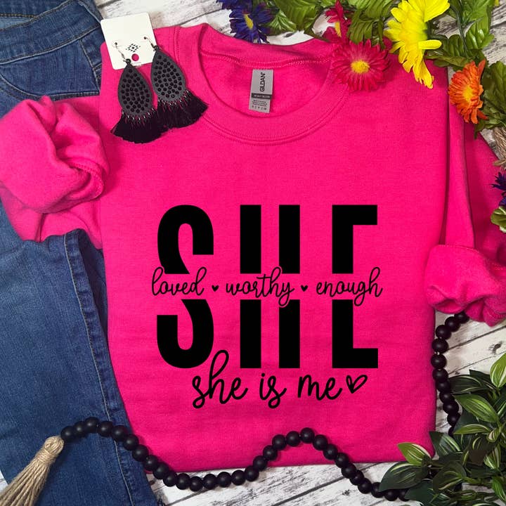 Sweat-shirt graphique S H E pour la vente par Duck Creations Wholesale