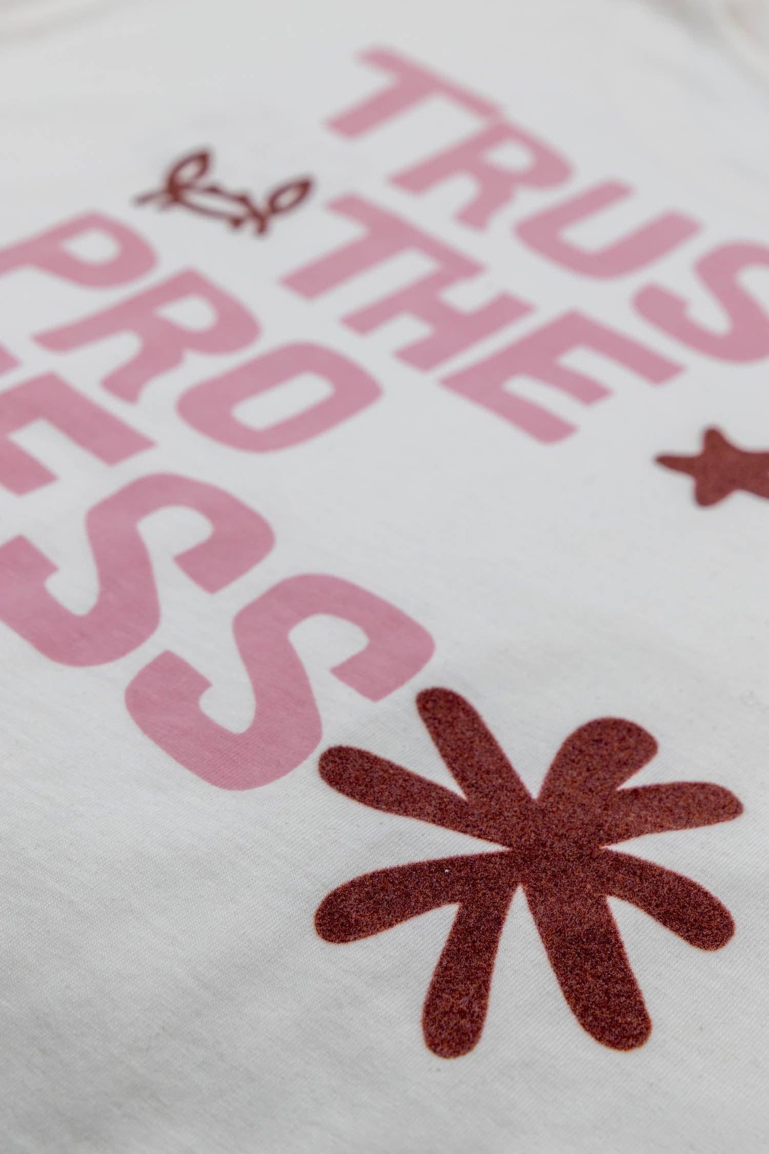 Custi Mikelo: Made in Spain - Vendita all'ingrosso Maglietta serigrafata - Uomo - Maglietta Trust The Process Crema | Auckland5