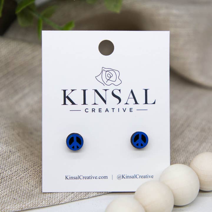 Kinsal Creative - Venta al por mayor Pendientes de botón/aretes de poste - Mini aretes de madera con signo de la paz patriótico