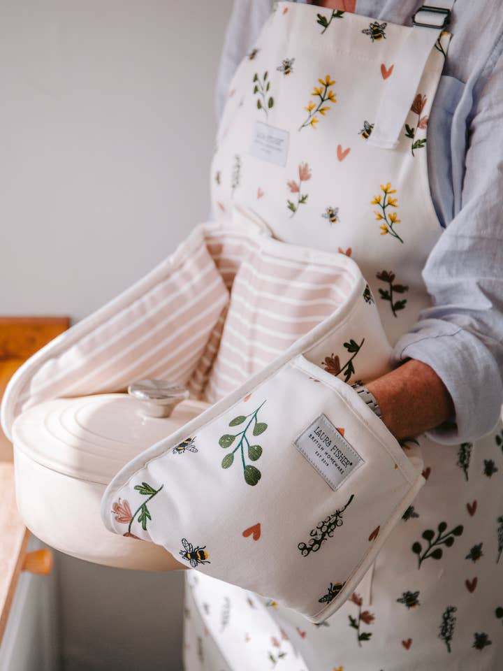 Gants de cuisine Humble Bumble pour la vente par Laura Fisher