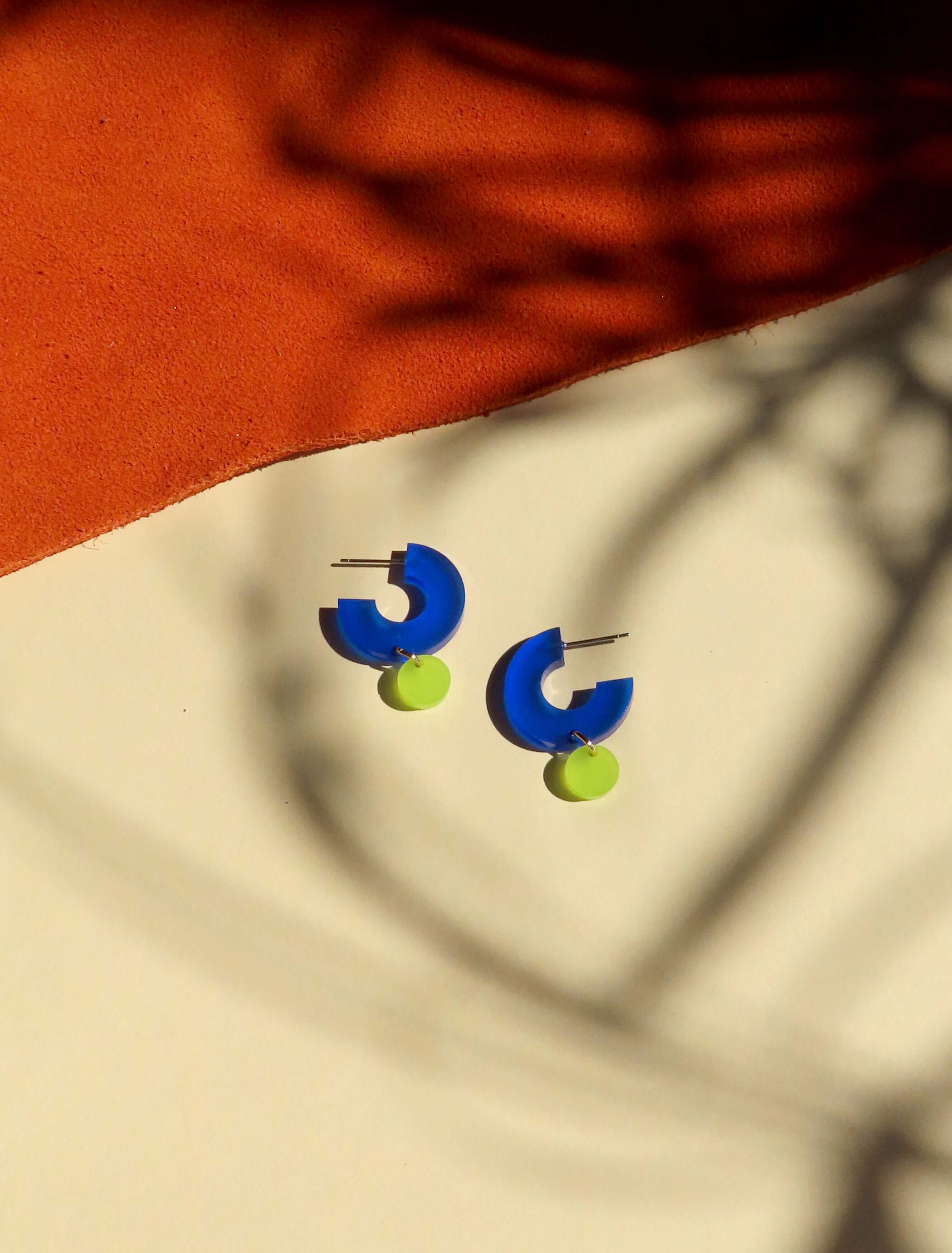 Niemalsmehrohne - Wholesale Dangle Earrings - Silva creoles made of acrylic and stainless steel in ink blue and lime2