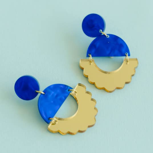 Boucle d'oreille Katie Dangle | Perle bleu océan et or miroir pour la vente par Joy Made Collective