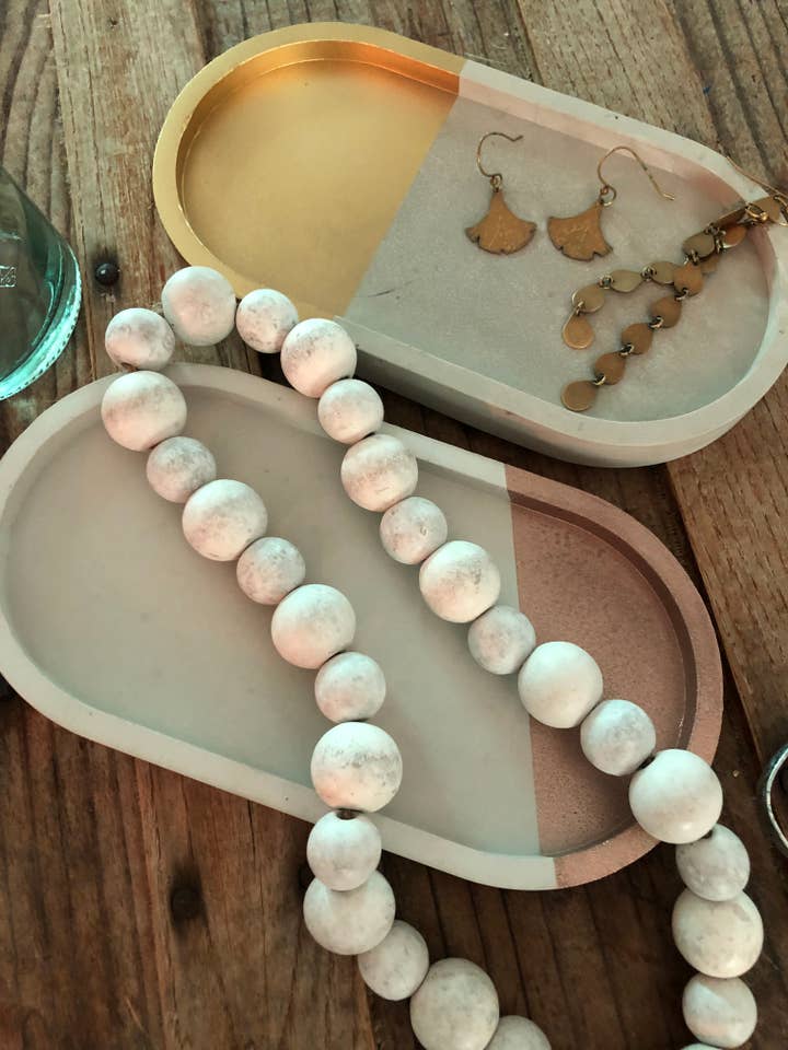 Vassoio porta accessori in cemento, arredamento moderno, dettagli in rame per la vendita all'ingrosso da parte di Rising Dawn Boutique