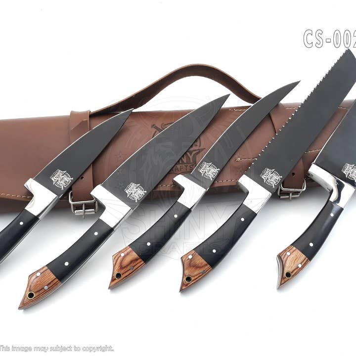 SHINY CRAFTS - Venta al por mayor Juego de cuchillos - Juego de cuchillos de cocina hechos a mano con revestimiento negro con mango de madera y hoja de acero al carbono, juego de cuchillos de chef con rollo de bolsa de cuero y hoja afilada como navaja de alta temperatura (CS-21)1
