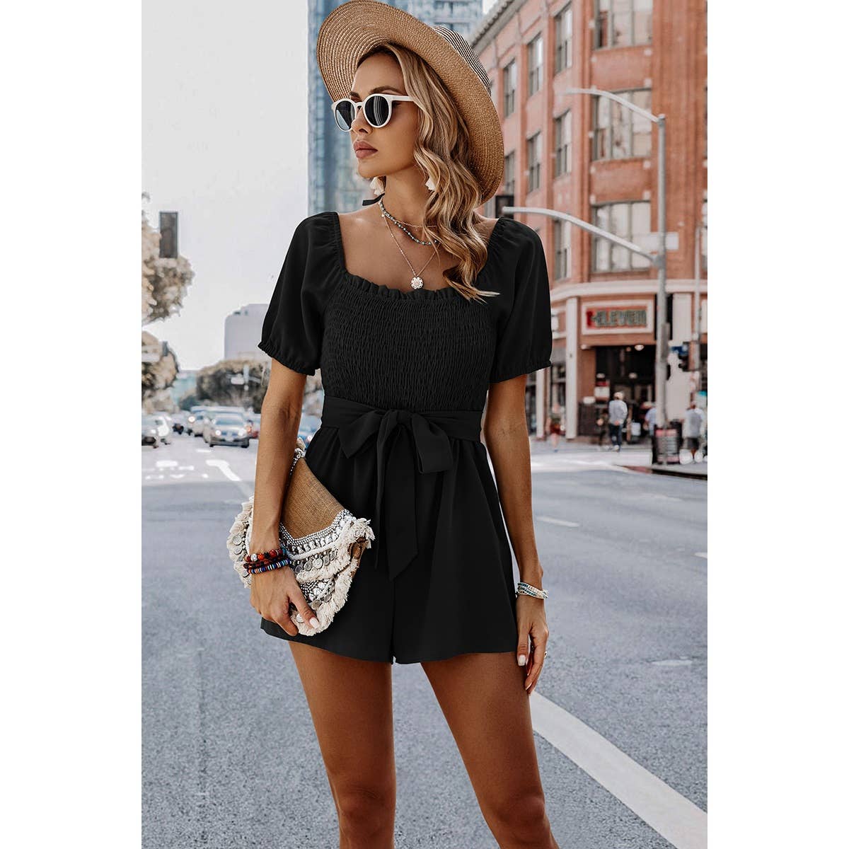 Bianco Tuta corta solida con scollo quadrato arricciato e cintura in vita. in vendita all'ingrosso su Faire6