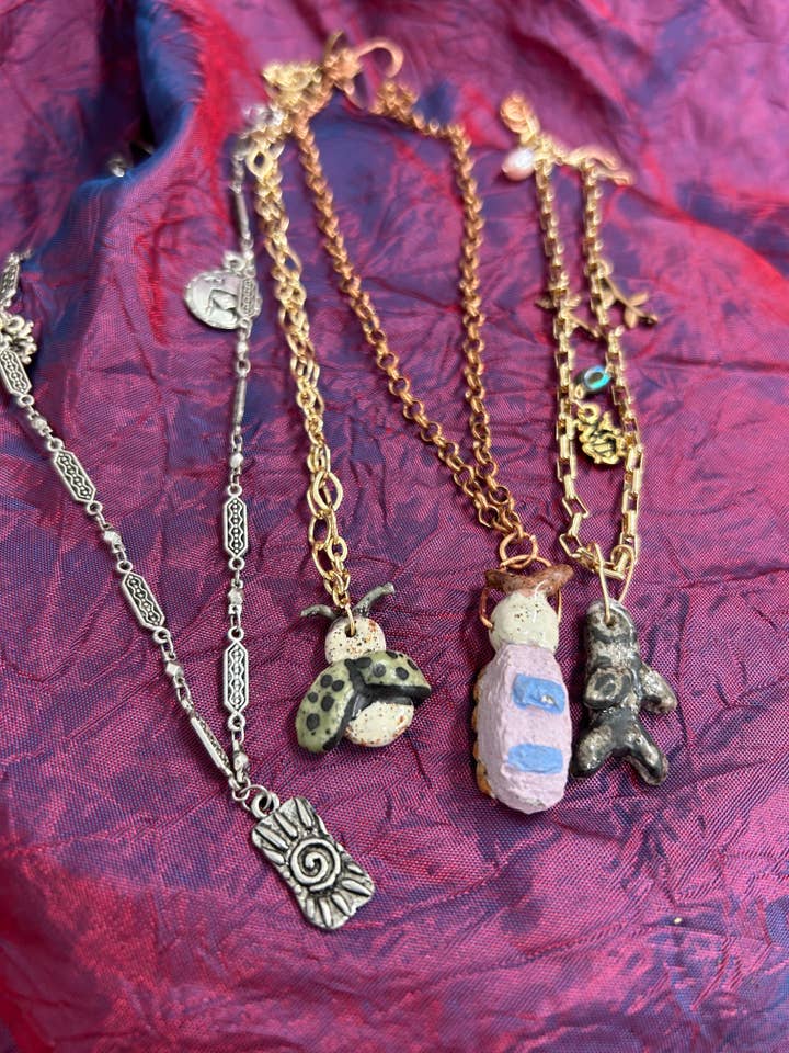 Surtido de collares con dijes hechos a mano para venta al por mayor de Reno Roots Nursery