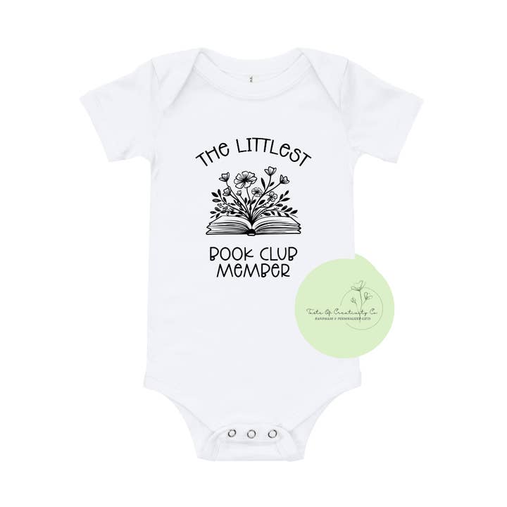 "Het Kleinste Boekclub Lid" Rompertje™, Schattige Baby Kleding, Kleding voor Baby, Babyrompertje, BookTok Kleding, Boekenliefhebber Kleding voor wholesale door Taste of Creativity CO.
