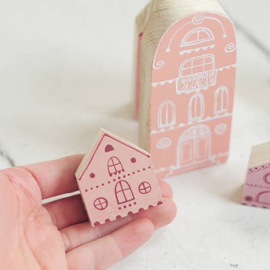 ANAMARKOkids - Vente Jouet en bois – enfant - Maisons roses village en bois peint à la main, maisons miniatures2