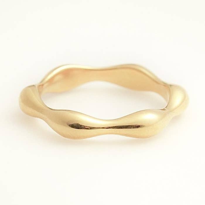 Gold Wave Band Ring för wholesale av Shapes Studio