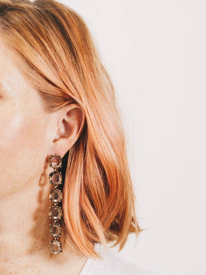 Xandie | Kristallen Schouderstof Oorbellen | 18K Antiek Goud Verguld voor wholesale door Janna Conner