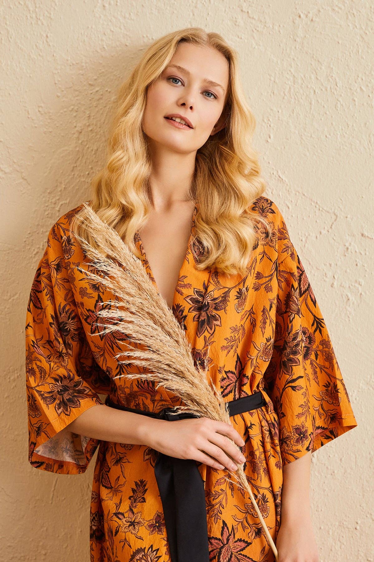 ENNA MODA – wholesale Kimono - Dam – KANEL ETNISK BLOMMIG DESIGN KIMONO MANTEL10