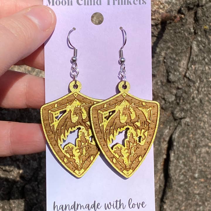 Medeltida Dragon & Knight Shield handmålade träörhängen för wholesale av Moon Child Trinkets