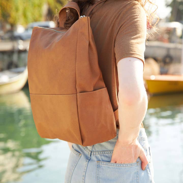 Mochila Metropolitan Camel | Mochila Vegan por atacado de Lee Coren