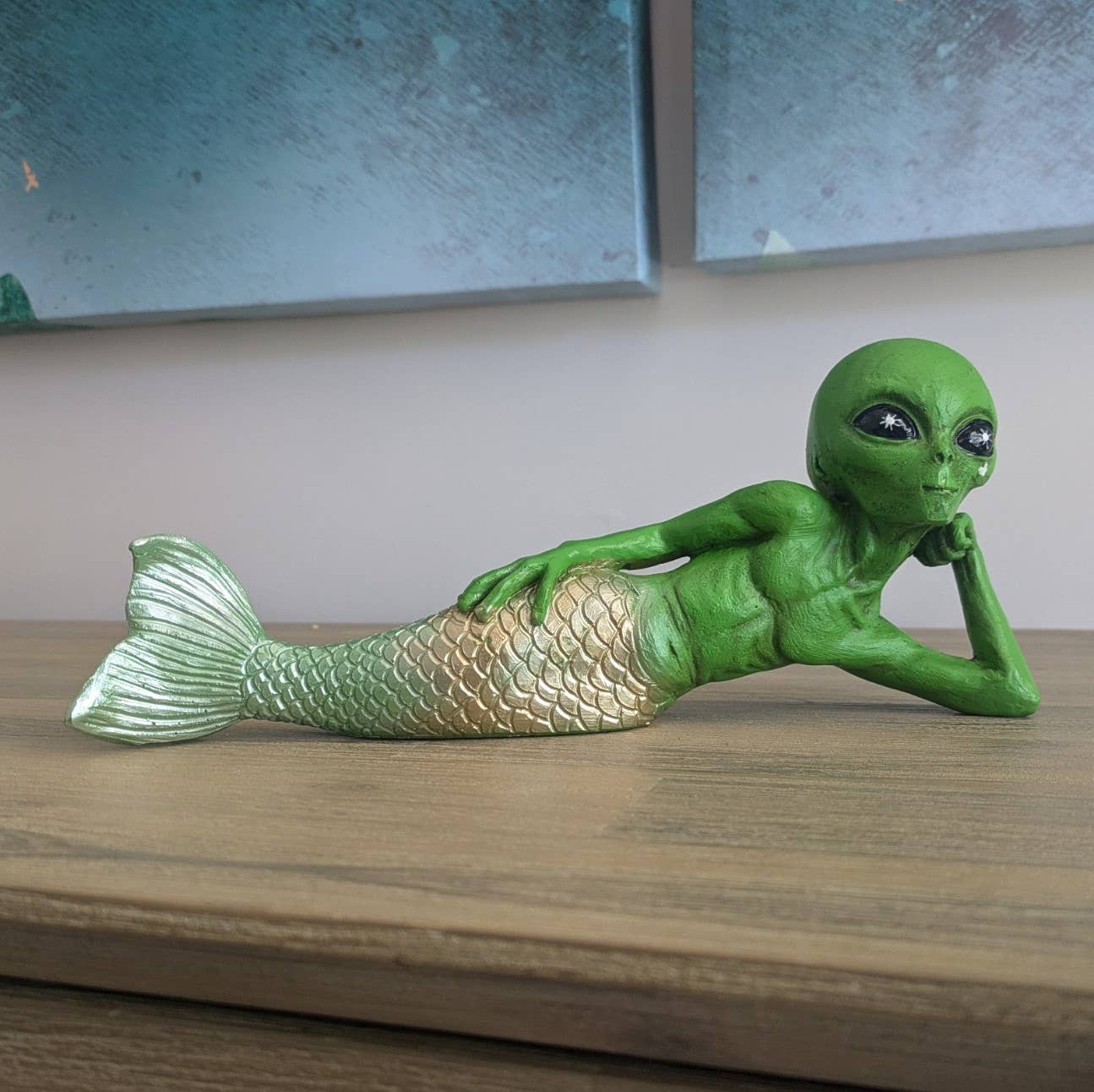 John Bernard & Company – Engroshandel Pyntefigur – Alien Invasion Sexy 10“ Liggende Merman Alien Statue Mermale5