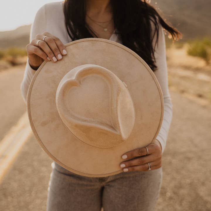 The Modern Cactus Co - Vente Chapeau en feutre - femme - Chapeau Fedora en daim végétalien en forme de cœur