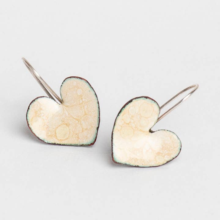 Orecchini Amor Beige per la vendita all'ingrosso da parte di ELZA PEREIRA