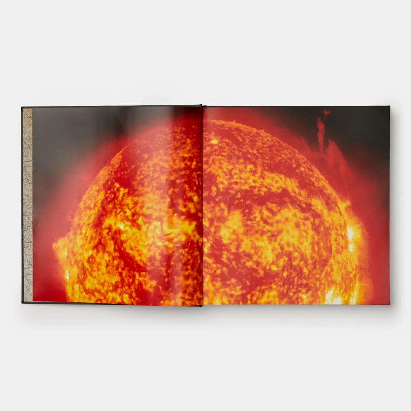 Phaidon - Wholesale Science & Math - Sun And Moon: A Story Of Astronomy, Photography And Mapping2