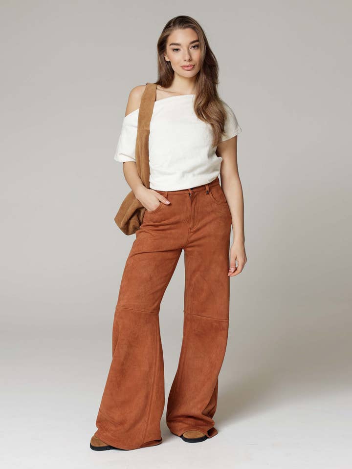 Tabak Suède Wijde Broek | De Kiki voor wholesale door Good Morning Universe EU