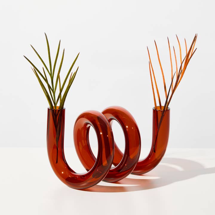 House of Nunu - Wholesale Vase - CURLY VASE IN AMBER1