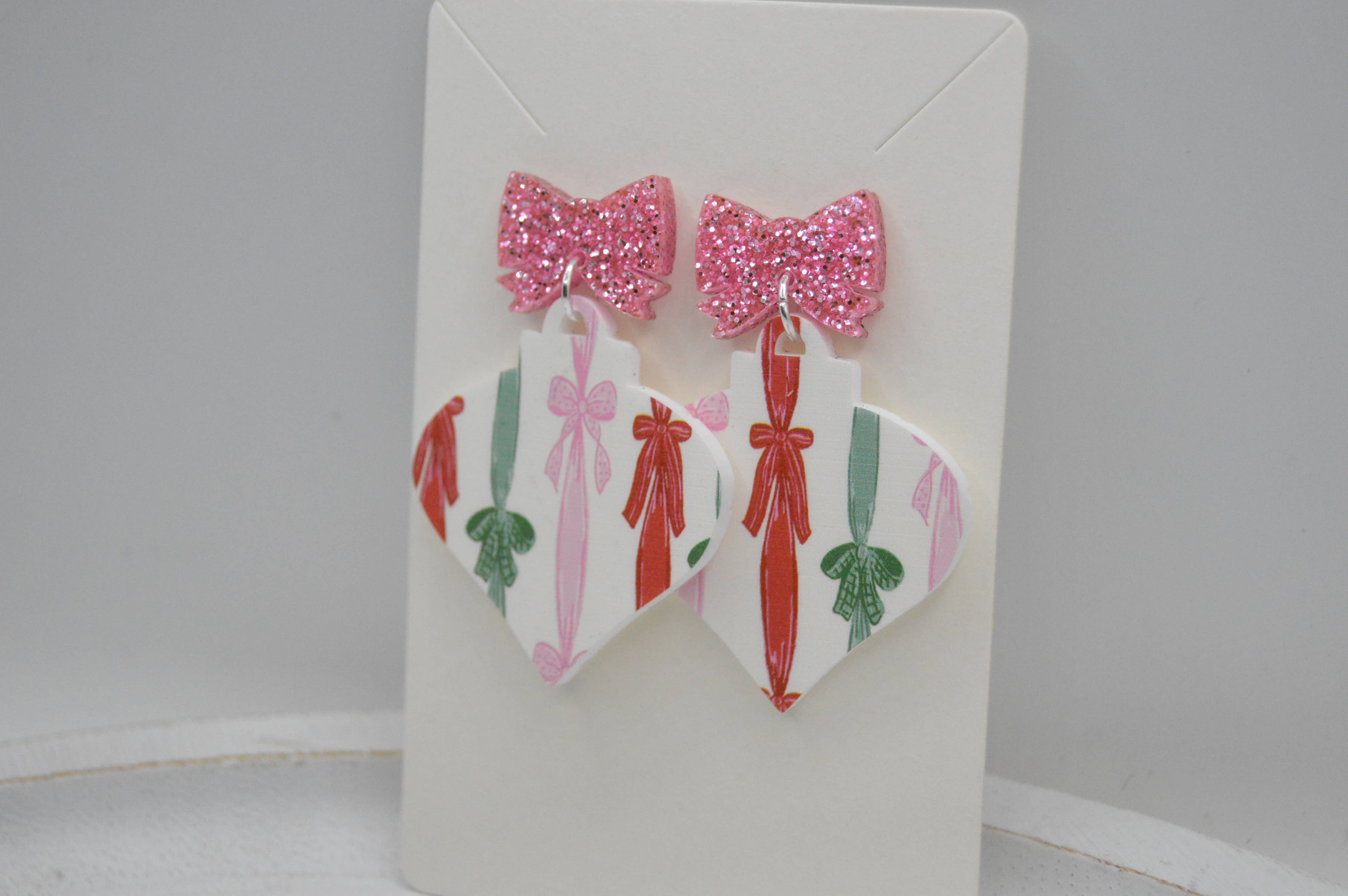 The Adorned Fox - Vendita all'ingrosso Orecchini pendenti - Coquette Ribbon Christmas 
Pallina, orecchini in acrilico, fiocco3