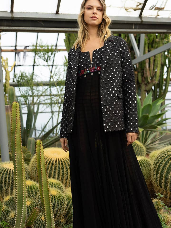 Zwarte spijkerblazer met rode chintz-voering voor wholesale door Pinnacle By Shruti Sancheti