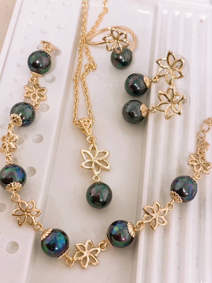 Ensembles de fleurs de tiaré tropical hawaïen : Boucles d'oreilles Hamilton en or avec perles pour la vente par Anela's Jewelry