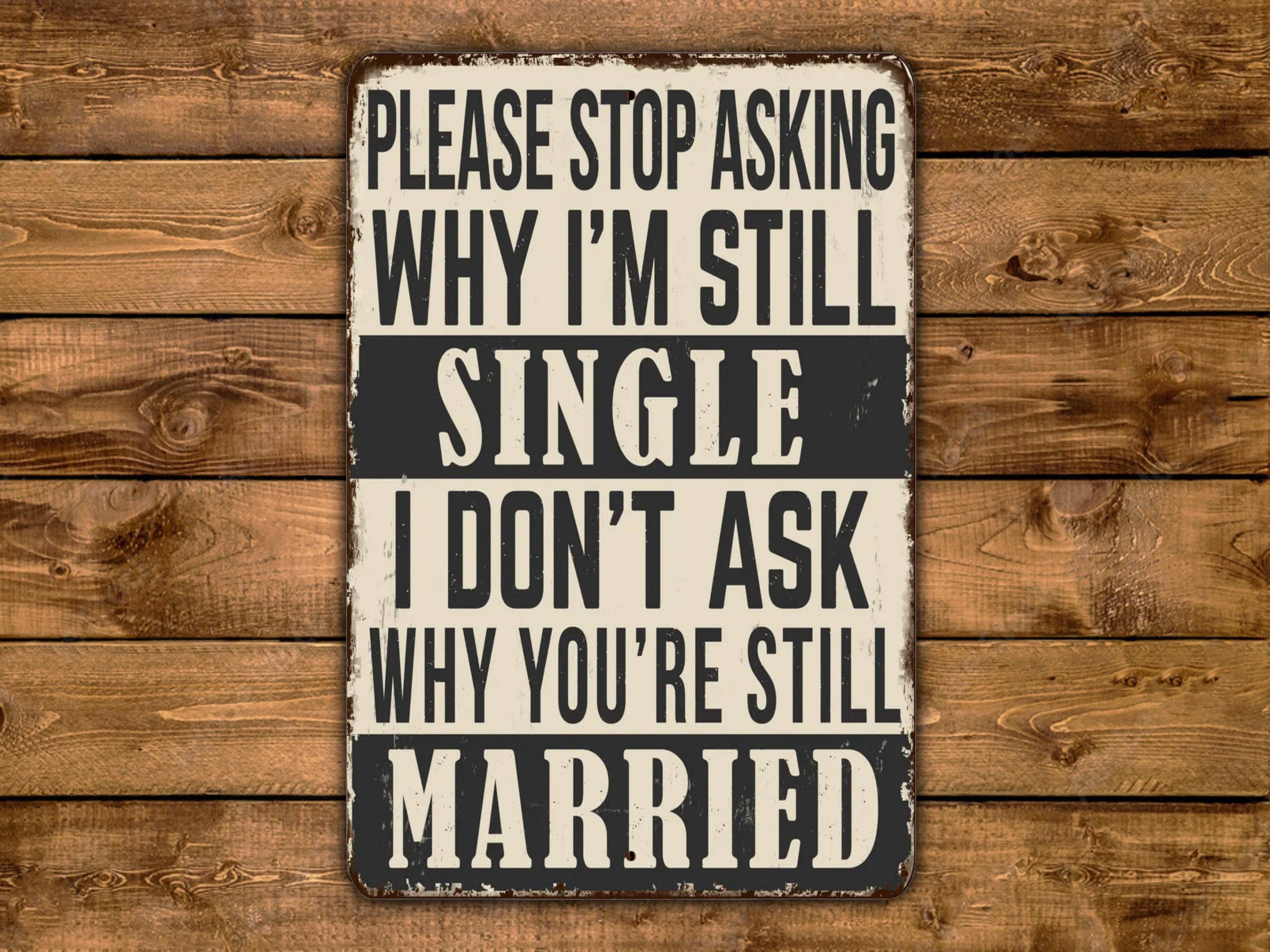 Game Time Prints – Großhandel Wandschild – Metallschild „Please Stop Asking Why I'm Still Single I Don't Ask Why You're Still Married“, Vintage-Stil1
