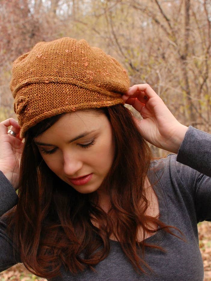 Modello a maglia con cloche a forma di rametto per la vendita all'ingrosso da parte di NNK Press