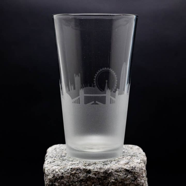 Londen, Engeland Skyline Pint Glass voor wholesale door Urban & Etched