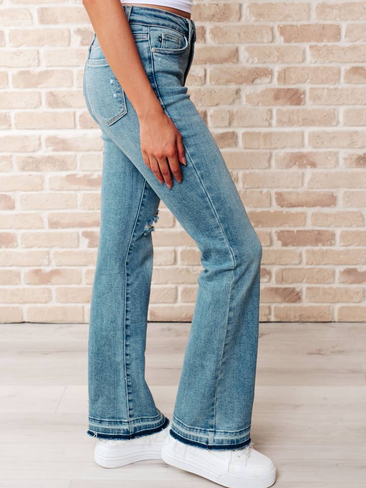 Avenue Wholesale - Venta al por mayor Vaqueros - Mujer - Vaqueros Judy Blue de talle medio, desgastados y dobladillo holgado4