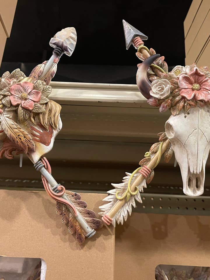 Décoration murale en forme de crâne de vache et de flèche de cheval pour la vente par Broads Market