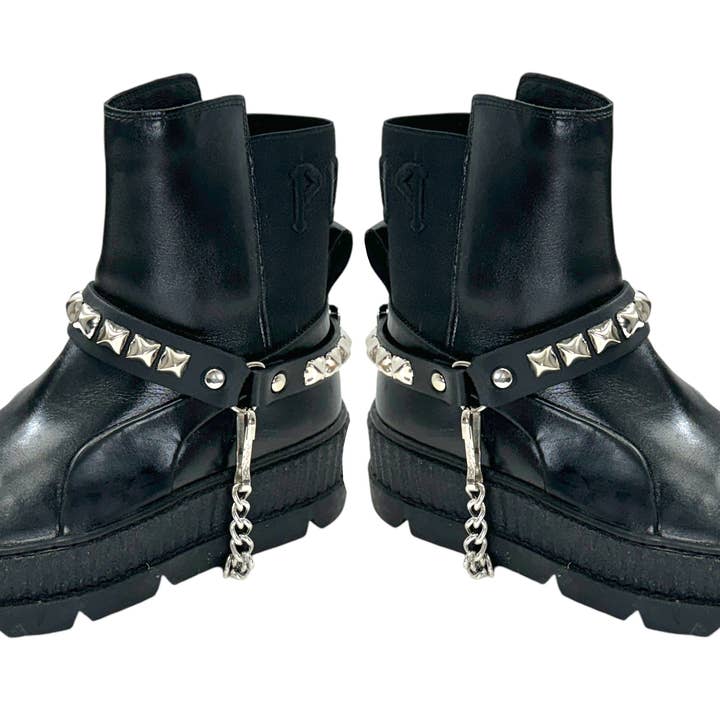 BS147FULL ONE ROW FULL PYRAMID STUDDED BOOTHSTRAP for wholesale by Funk Plus