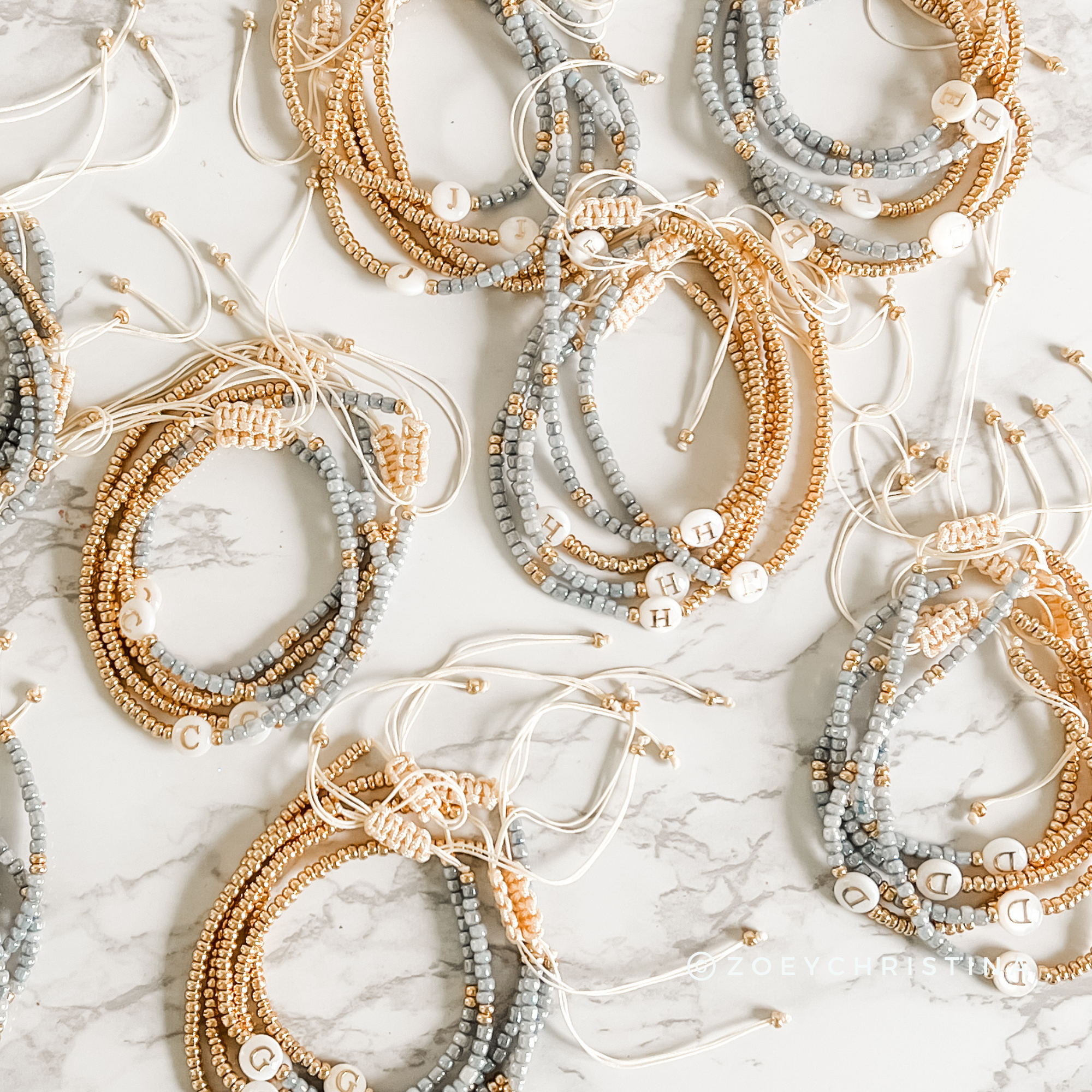 Zoey Christina - Vente Bracelet de perles - Bracelets à Initiales Délicats en Bleu & Or - Individuel1