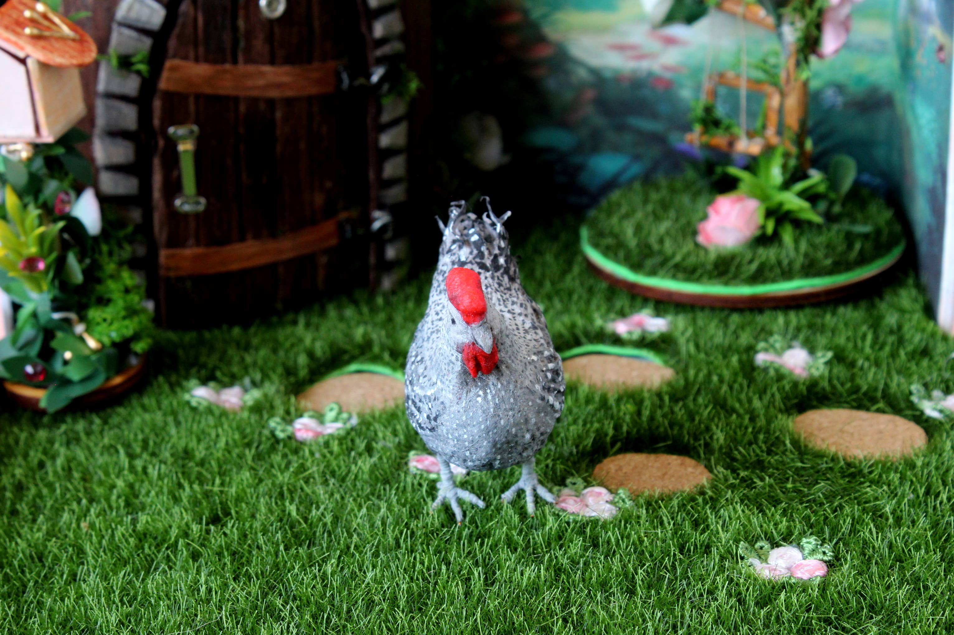 Lenasminiland - Venta al por mayor Figura decorativa - Figura miniatura de gallina de fieltro de algodón para casita de muñecas5