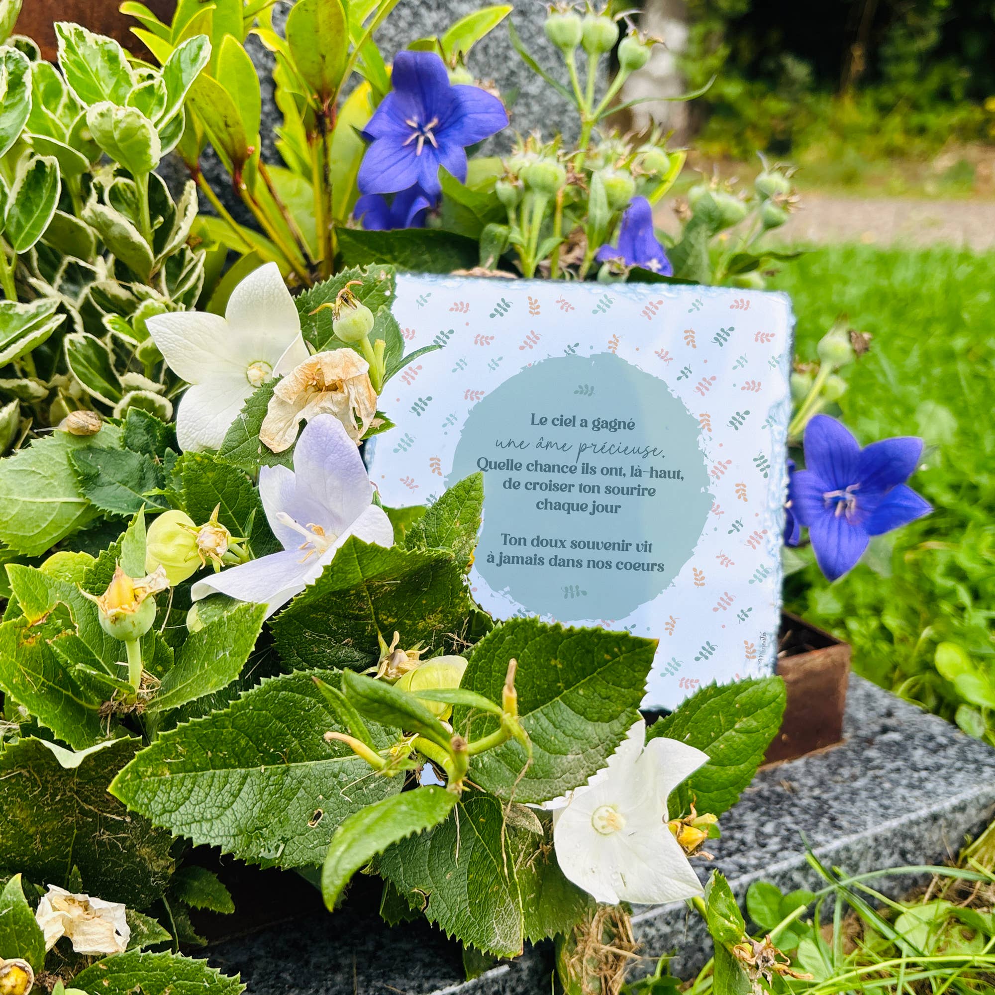 La vie en magenta – wholesale Utomhusdekor – Minnesplakett hyllning avliden – Begravningsdekoration1